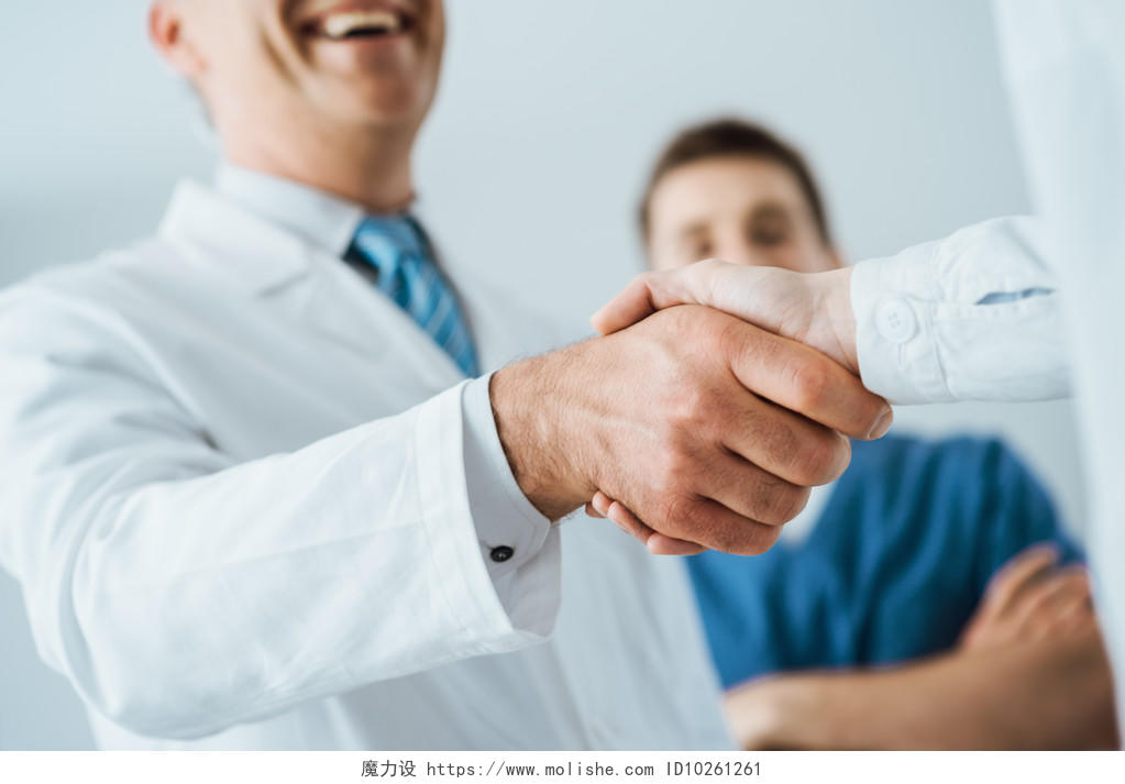 医院里专业医生握手团结握手商务合作握手